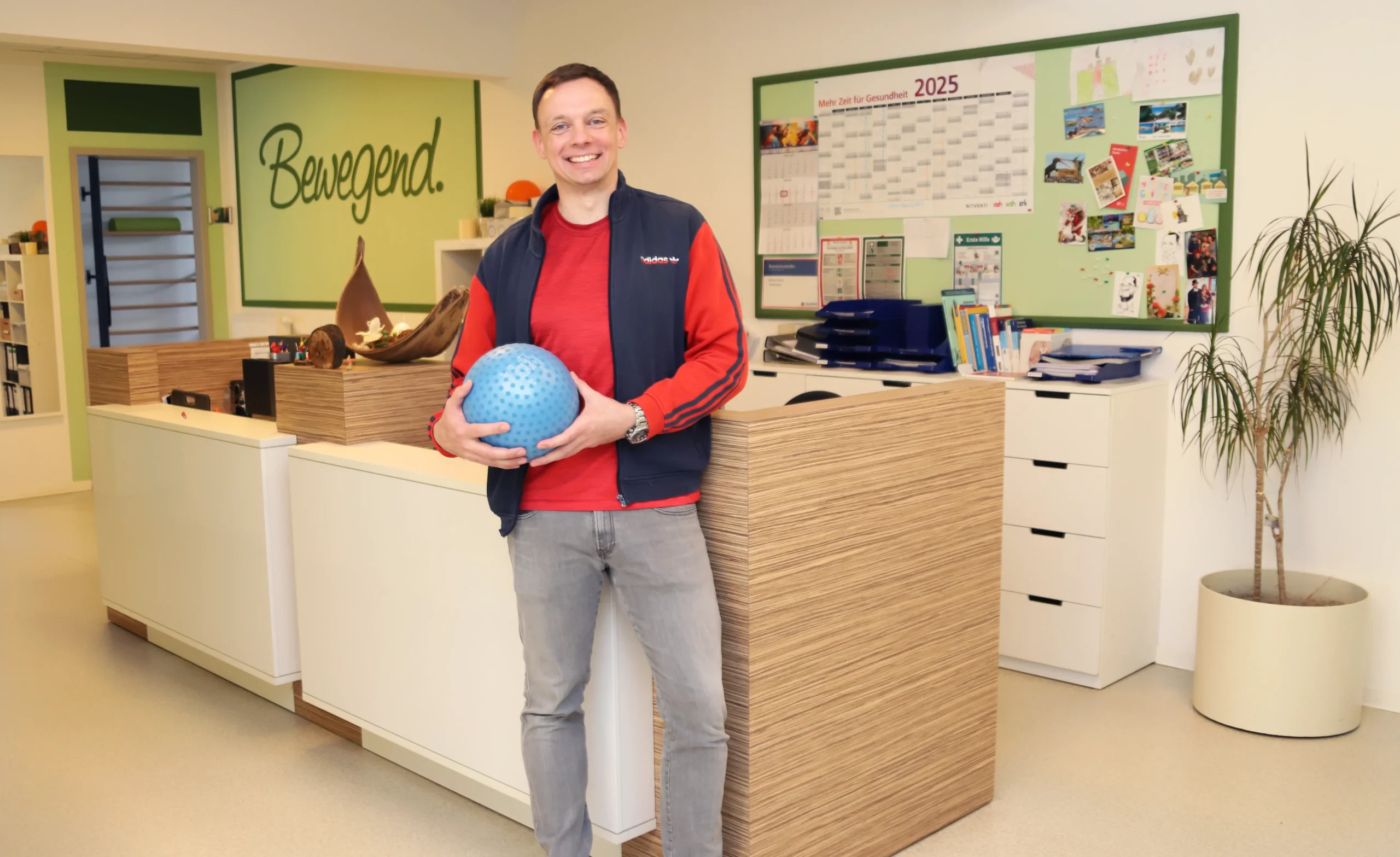 Physiotherapie Leipzig Team | Therapeut mit Igelball