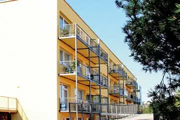 Moderne Wohnanlage für betreutes Wohnen in der Brambacher Straße 87a, Leipzig – barrierefreie Balkone und helle Fassaden.