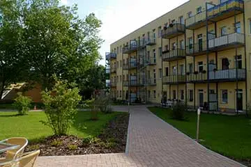 Mehrstöckige Wohnanlage für betreutes Wohnen in der Karl-Große-Straße 1, Taucha – mit Balkon und Grünanlage.
