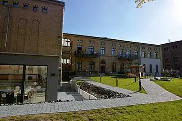 Historische Wohnanlage für betreutes Wohnen in der Olbrichtstraße 3, Leipzig – barrierefreie Zugänge und gepflegte Grünflächen.
