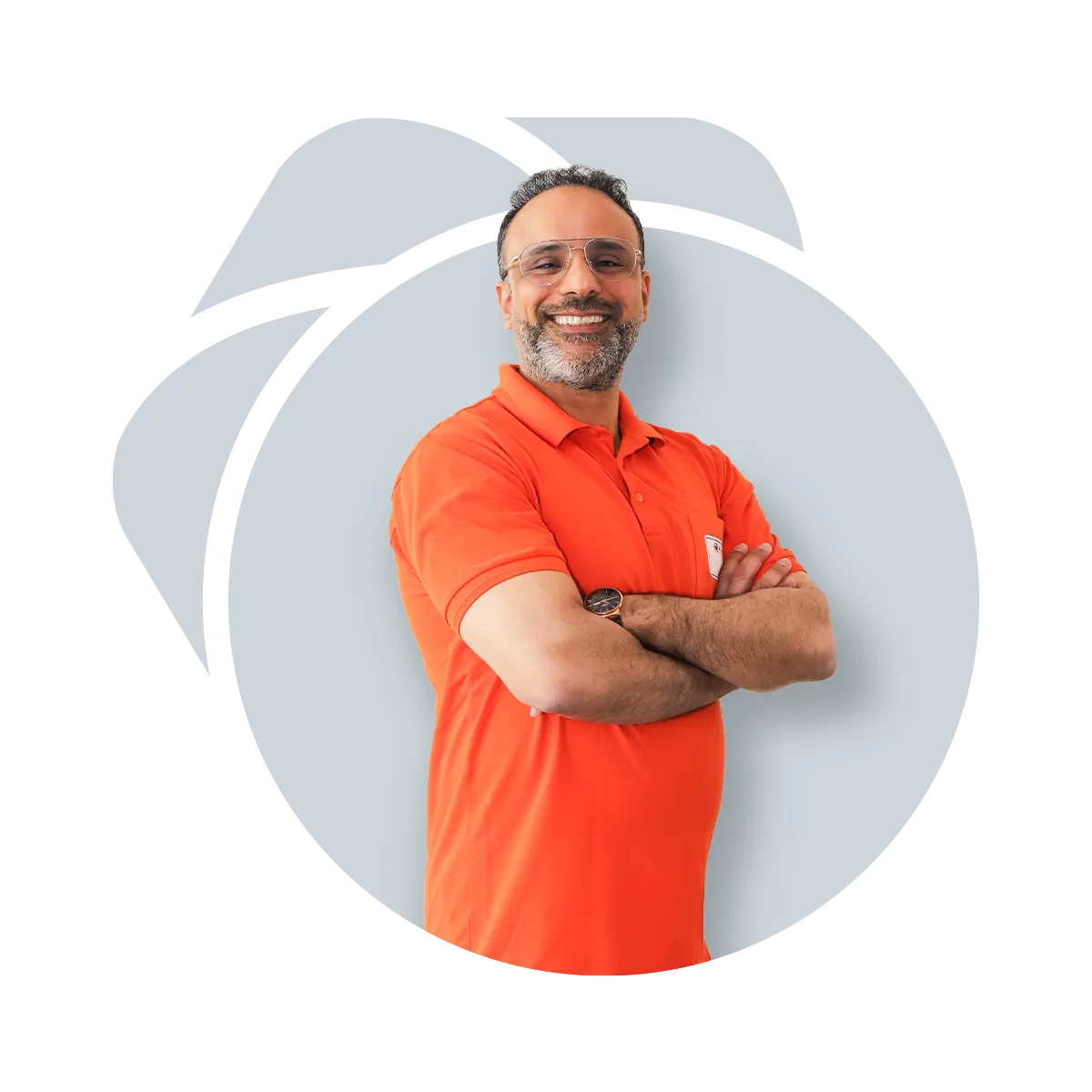Pflegekraft in orangem Poloshirt lächelt vor einem grafischen Hintergrund – Pflegedienst Leipzig.