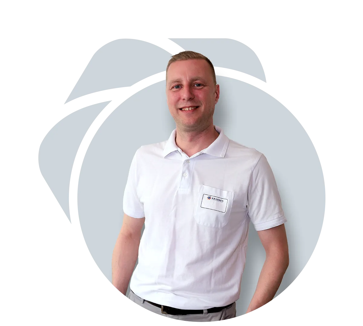 Pflegedienstleiter in weißer Arbeitskleidung – professionell und engagiert in Leipzig.